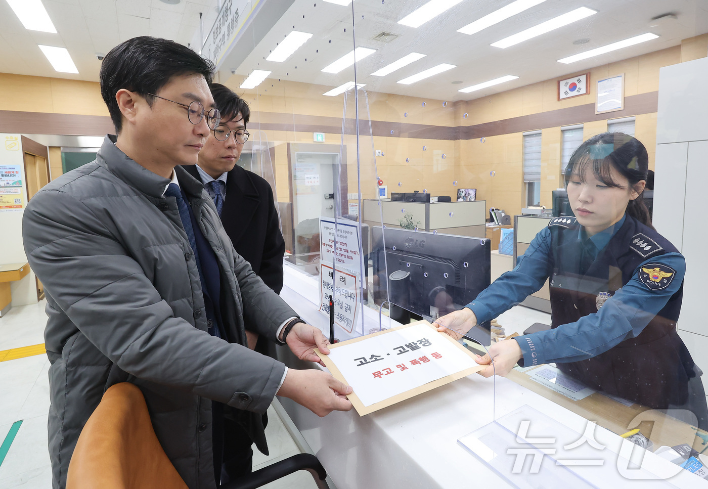 (서울=뉴스1) 황기선 기자 = 더불어민주당 장경태 의원이 2일 오전 자신을 성추행 의혹으로 고발한 고소인을 무고 및 폭행 등으로 고소·고발하기 위해 서울경찰청 민원실을 방문, 고 …