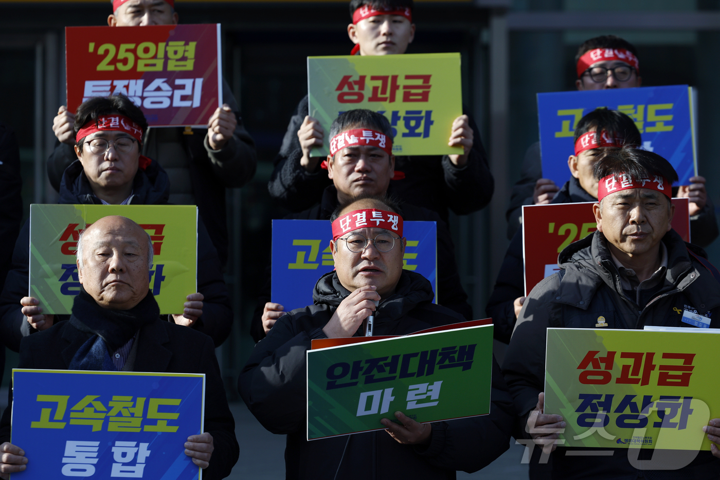 (서울=뉴스1) 박정호 기자 = 강철 전국철도노동조합 위원장이 2일 오전 서울 중구 한강대로 서울역 광장에서 가진 철도노조 총파업 예고 기자회견에서 발언을 하고 있다.오는 12월 …