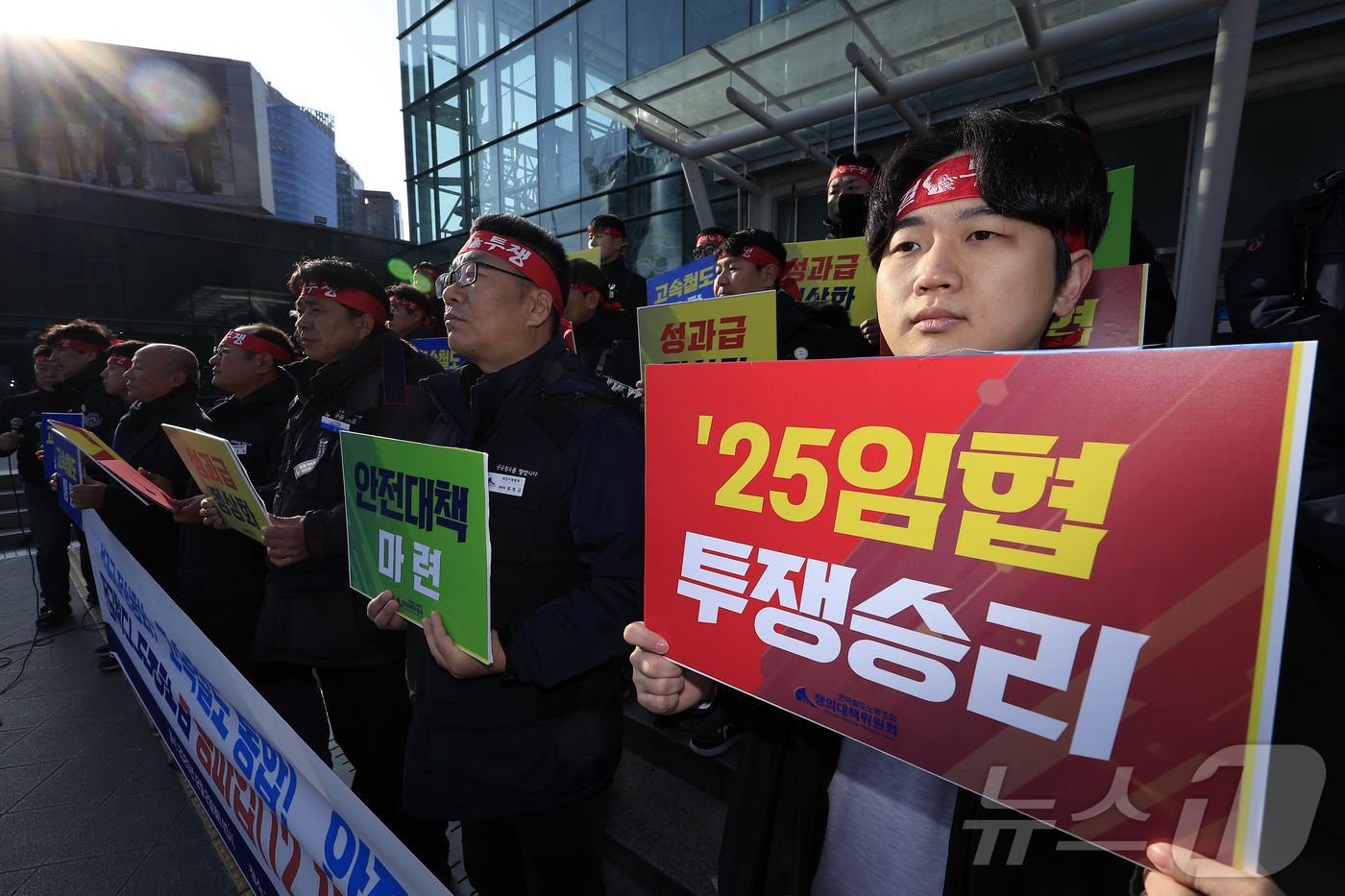 (서울=뉴스1) 박정호 기자 = 전국철도노동조합 강철 위원장과 노조원 등이 2일 오전 서울 중구 한강대로 서울역 광장에서 철도노조 총파업 예고 기자회견을 하고 있다.오는 12월 1 …