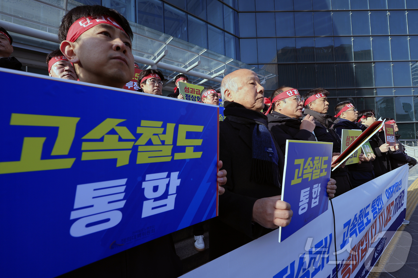 (서울=뉴스1) 박정호 기자 = 강철 전국철도노동조합 위원장이 2일 오전 서울 중구 한강대로 서울역 광장에서 가진 철도노조 총파업 예고 기자회견에서 발언을 하고 있다.오는 12월 …