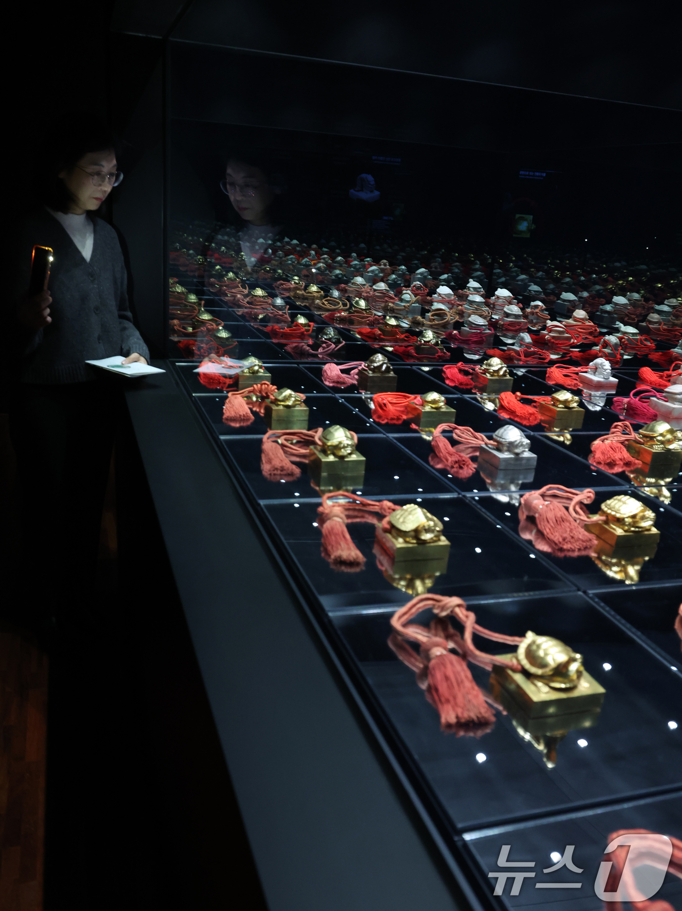 (서울=뉴스1) 김명섭 기자 = 국가유산청 국립고궁박물관 개관 20주년 특별전 'RE: BORN, 시간을 잇는 보존과학' 공개회가 2일 서울 종로구 국립고궁박물관에서 열려 관계자가 …