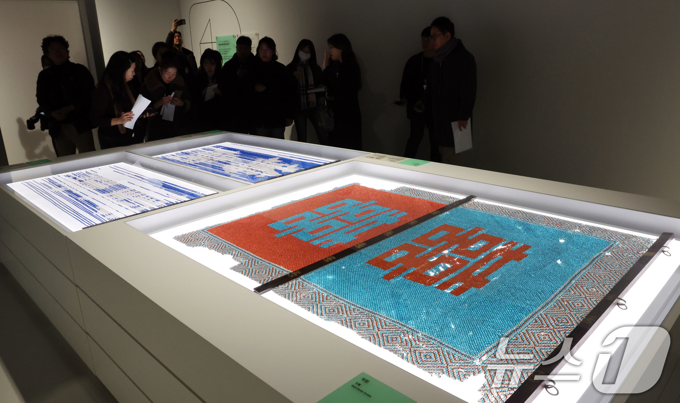 (서울=뉴스1) 김명섭 기자 = 국가유산청 국립고궁박물관 개관 20주년 특별전 'RE: BORN, 시간을 잇는 보존과학' 공개회가 2일 서울 종로구 국립고궁박물관에서 열려 참석자들 …