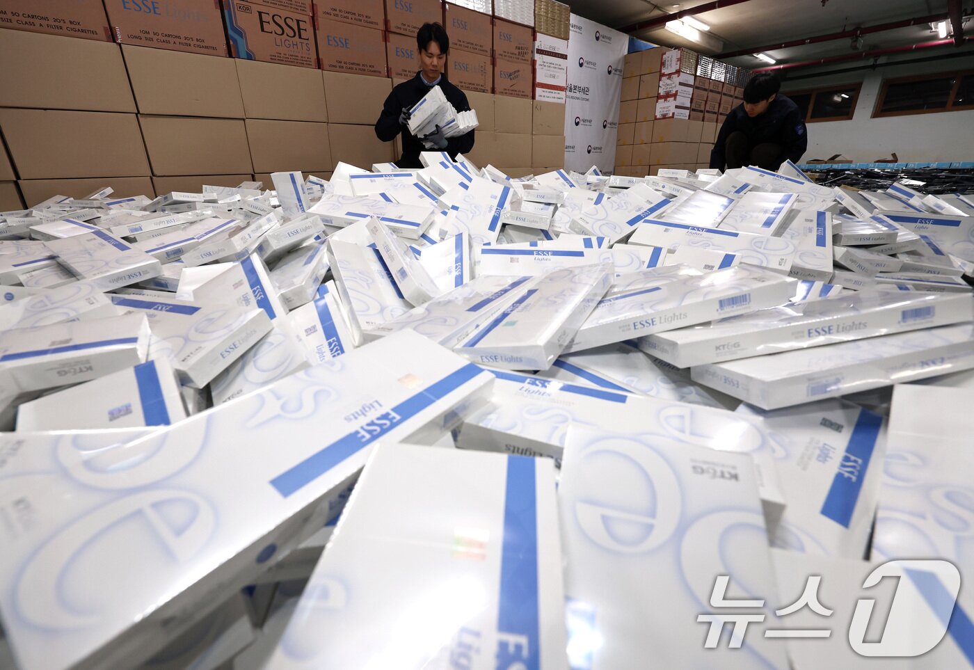 본문 이미지 - 2일 서울 강남구 관세청 서울본부세관 창고에서 직원들이 밀수입 조직으로부터 압수한 담배를 정리하고 있다. 2025.12.2/뉴스1 ⓒ News1 구윤성 기자
