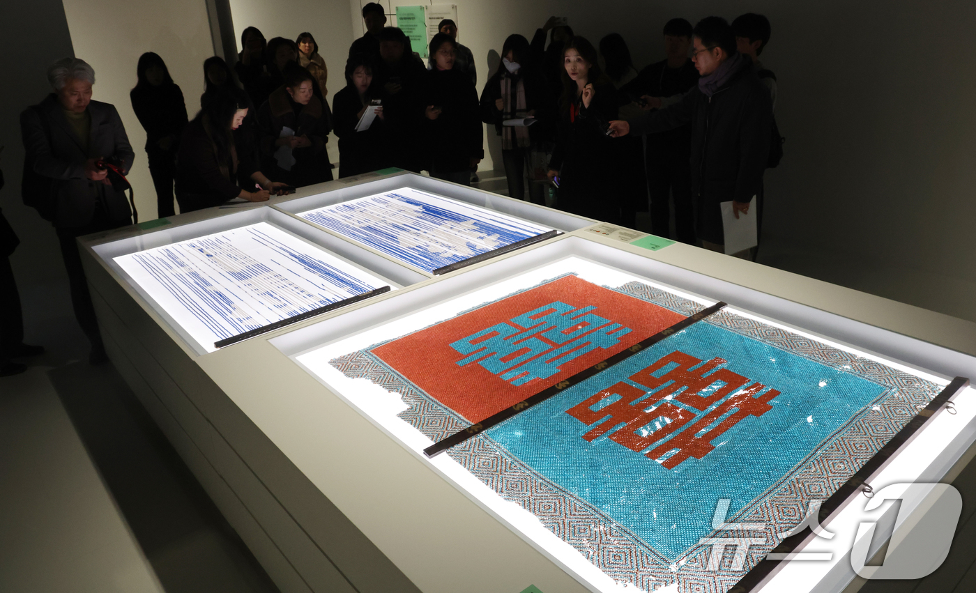 (서울=뉴스1) 김명섭 기자 = 국가유산청 국립고궁박물관 개관 20주년 특별전 'RE: BORN, 시간을 잇는 보존과학' 공개회가 2일 서울 종로구 국립고궁박물관에서 열려 참석자들 …