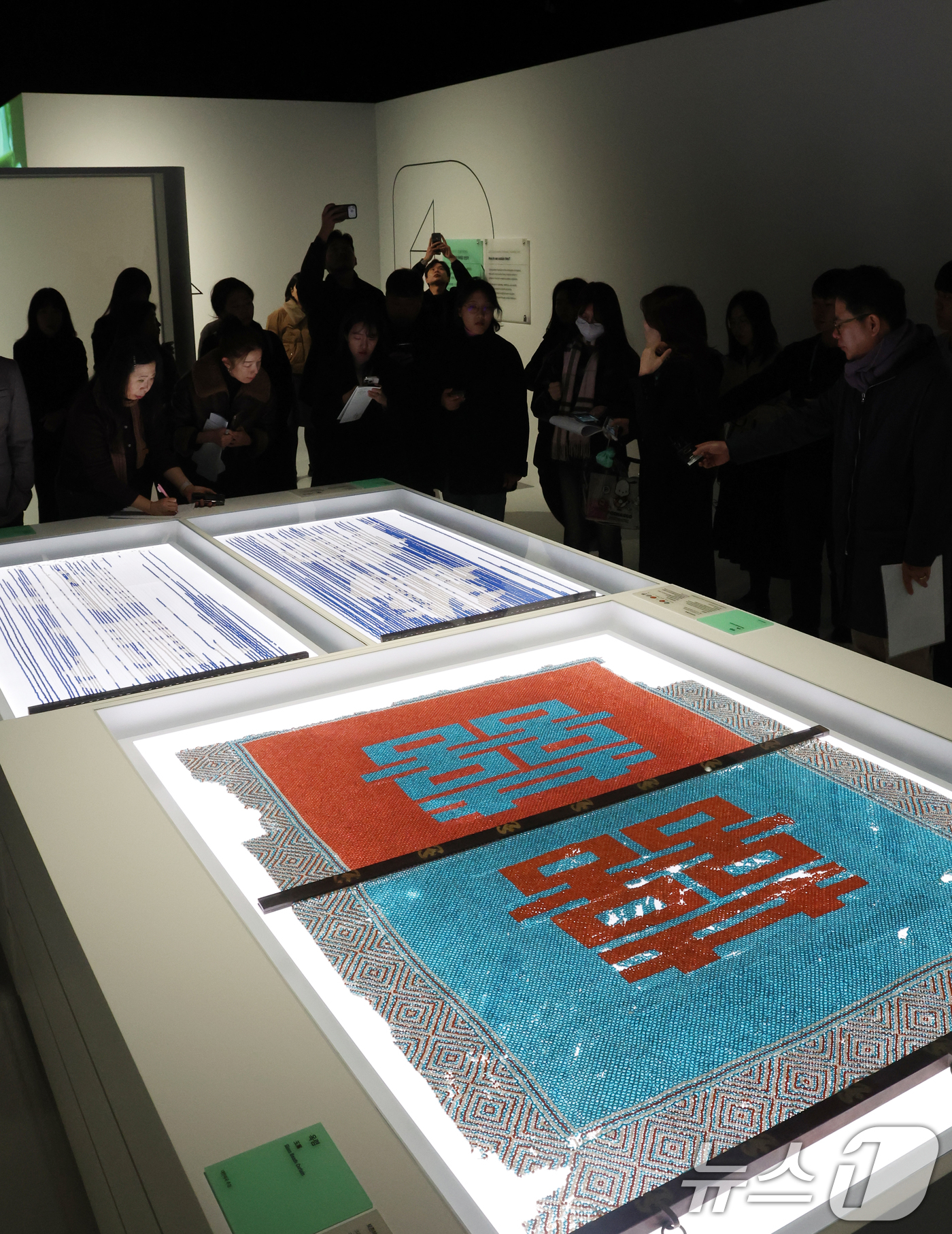 (서울=뉴스1) 김명섭 기자 = 국가유산청 국립고궁박물관 개관 20주년 특별전 'RE: BORN, 시간을 잇는 보존과학' 공개회가 2일 서울 종로구 국립고궁박물관에서 열려 참석자들 …