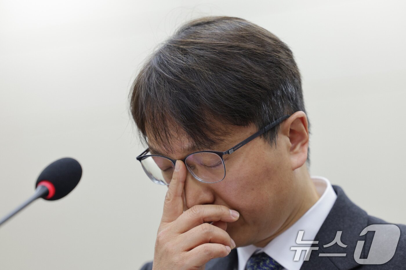 본문 이미지 - 박대준 쿠팡 대표이사가 2일 서울 여의도 국회 과학기술정보방송통신위원회에서 열린 쿠팡 침해사고 관련 현안 질의에서 얼굴을 매만지고 있다. 2025.12.2/뉴스1 ⓒ News1 신웅수 기자