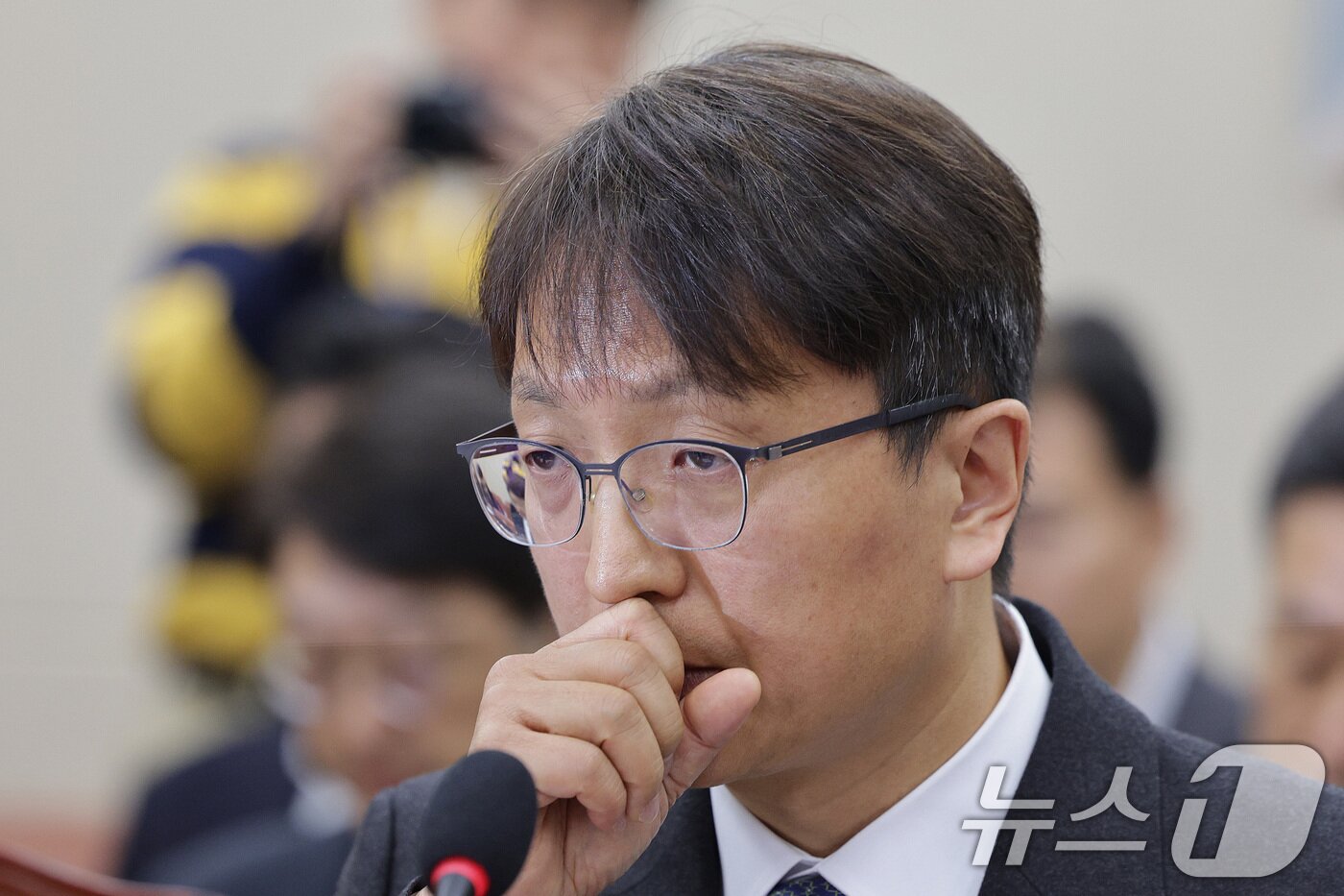 본문 이미지 - 박대준 쿠팡 대표이사가 2일 서울 여의도 국회 과학기술정보방송통신위원회에서 열린 쿠팡 침해사고 관련 현안 질의에서 의원 질의를 듣고 있다. 2025.12.2/뉴스1 ⓒ News1 신웅수 기자