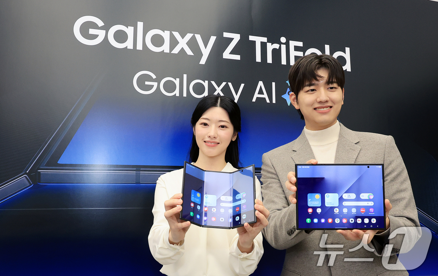 (서울=뉴스1) 이호윤 기자 = 2일 서울 서초구 삼성 강남에서 열린 '삼성전자 갤럭시Z 트라이폴드 출시 미디어데이'에서 모델들이 갤럭시Z트라이폴드를 선보이고 있다. 2025.12 …