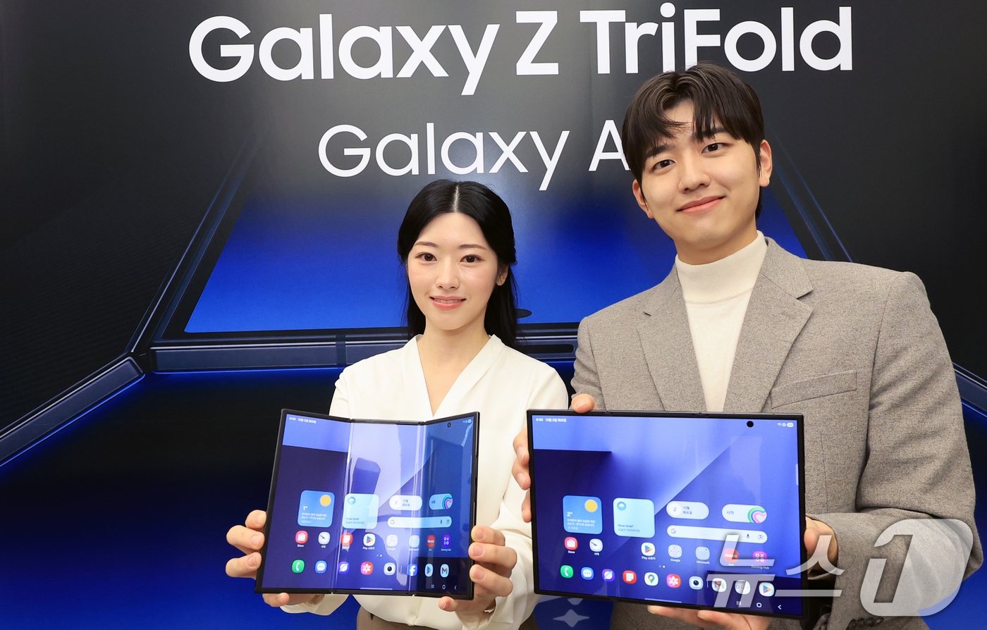 (서울=뉴스1) 이호윤 기자 = 2일 서울 서초구 삼성 강남에서 열린 '삼성전자 갤럭시Z 트라이폴드 출시 미디어데이'에서 모델들이 두번 접는 스마트폰 갤럭시Z트라이폴드를 선보이고 …
