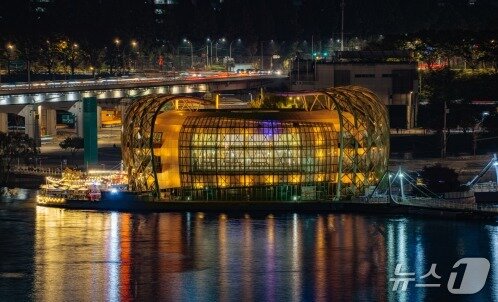 본문 이미지 - 세빛둥둥섬에 밝혀진 모닝옐로우 불빛