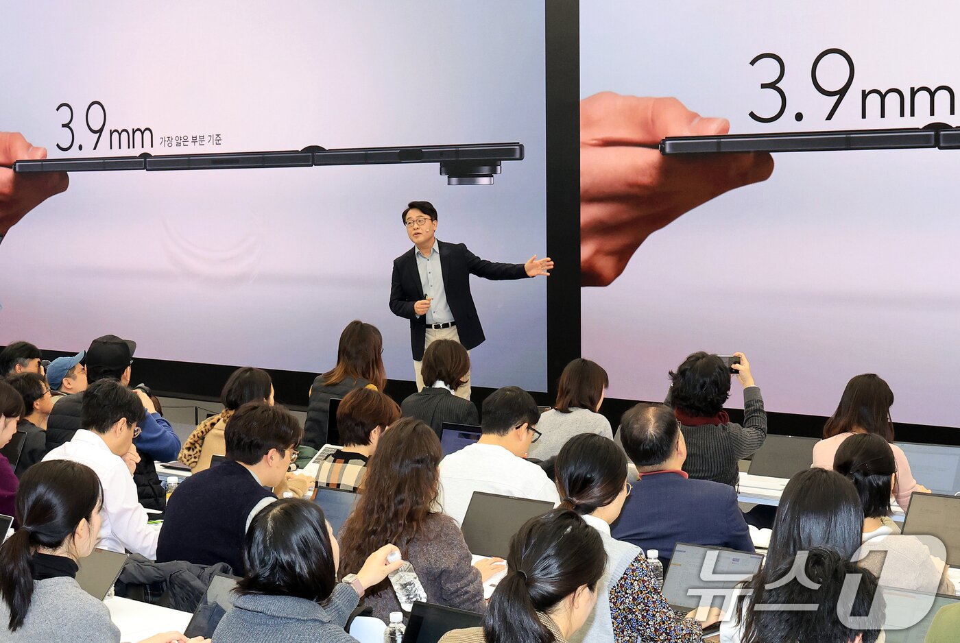 본문 이미지 - 강민석 삼성전자 MX사업부 부사장이 2일 서울 서초구 삼성 강남에서 열린 &#39;삼성전자 갤럭시Z 트라이폴드 출시 미디어데이&#39;에서 갤럭시Z 트라이폴드 제품 브리핑을 하고 있다. 2025.12.2/뉴스1 ⓒ News1 이호윤 기자