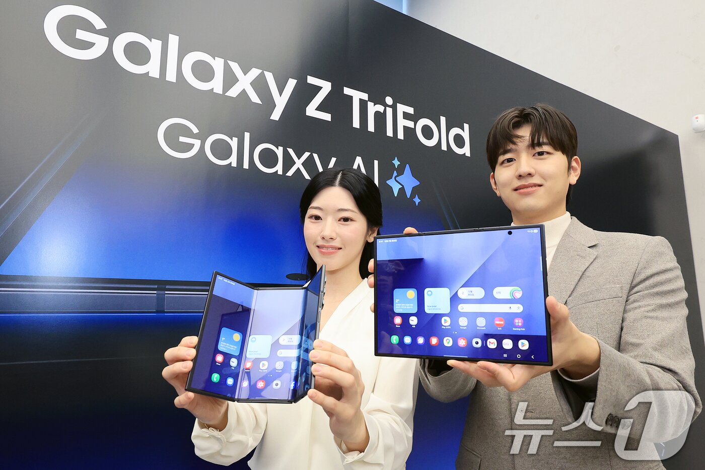 본문 이미지 - 2일 서울 서초구 삼성 강남에서 열린 &#39;삼성전자 갤럭시Z 트라이폴드 출시 미디어데이&#39;에서 모델들이 갤럭시Z트라이폴드를 선보이고 있다. 2025.12.2/뉴스1 ⓒ News1 이호윤 기자