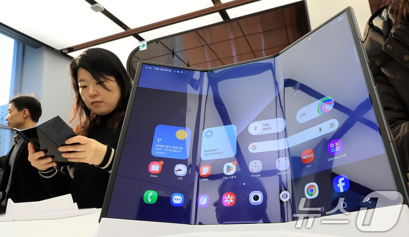 본문 이미지 - 2일 서울 서초구 삼성 강남에서 열린 &#39;삼성전자 갤럭시Z 트라이폴드 출시 미디어데이&#39;에서 취재진들이 갤럭시Z트라이폴드를 체험하고 있다 2025.12.2/뉴스1 ⓒ News1 이호윤 기자