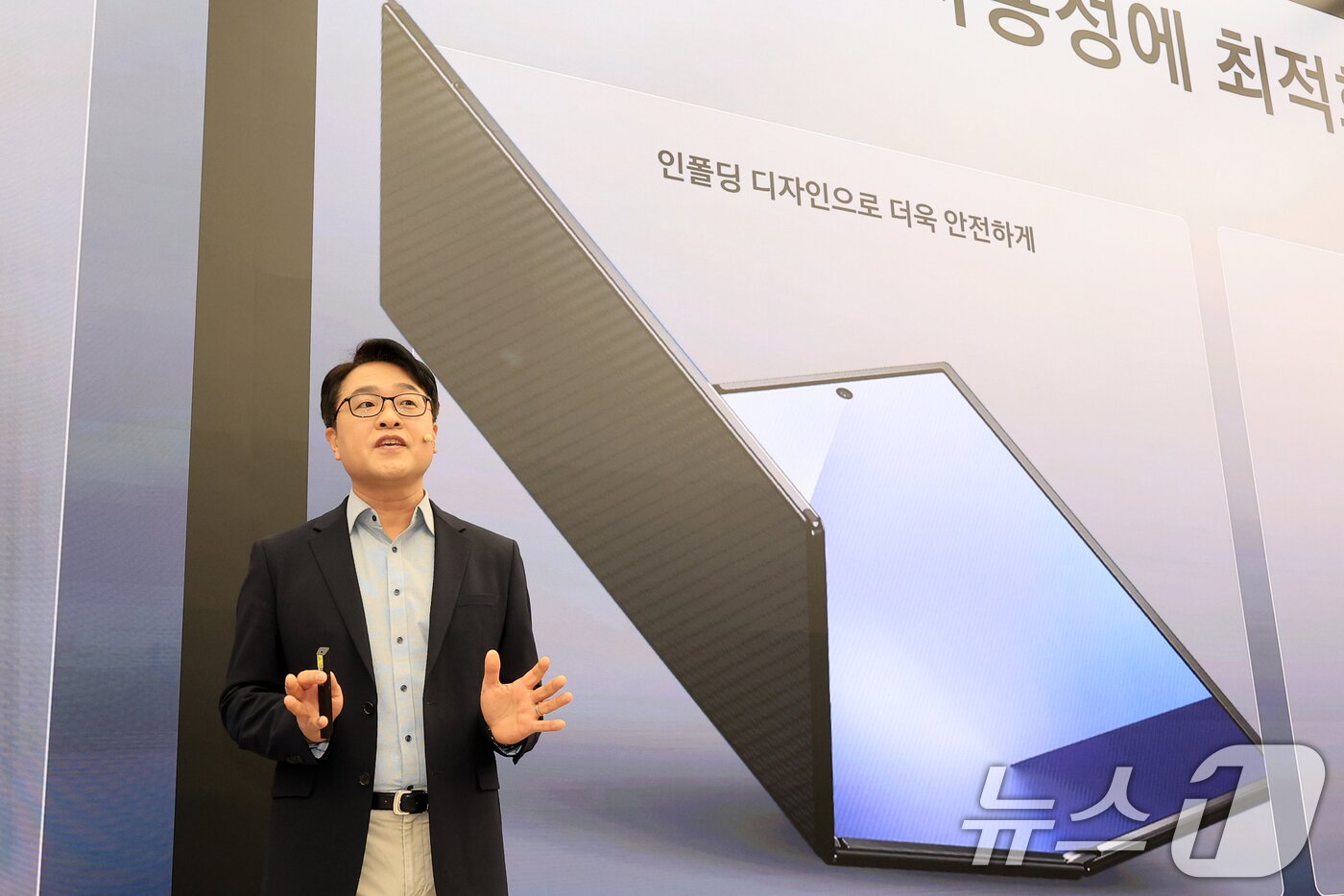 본문 이미지 - 강민석 삼성전자 MX사업부 부사장이 2일 서울 서초구 삼성 강남에서 열린 &#39;삼성전자 갤럭시Z 트라이폴드 출시 미디어데이&#39;에서 갤럭시Z 트라이폴드 제품 브리핑을 하고 있다. 2025.12.2/뉴스1 ⓒ News1 이호윤 기자