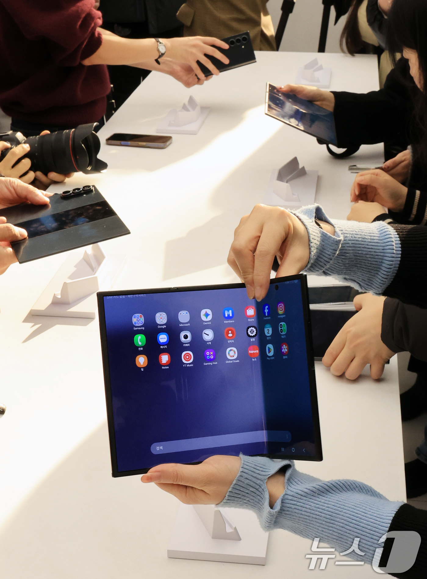 (서울=뉴스1) 이호윤 기자 = 2일 서울 서초구 삼성 강남에서 열린 '삼성전자 갤럭시Z 트라이폴드 출시 미디어데이'에서 취재진들이 갤럭시Z트라이폴드를 체험하고 있다 2025.12 …