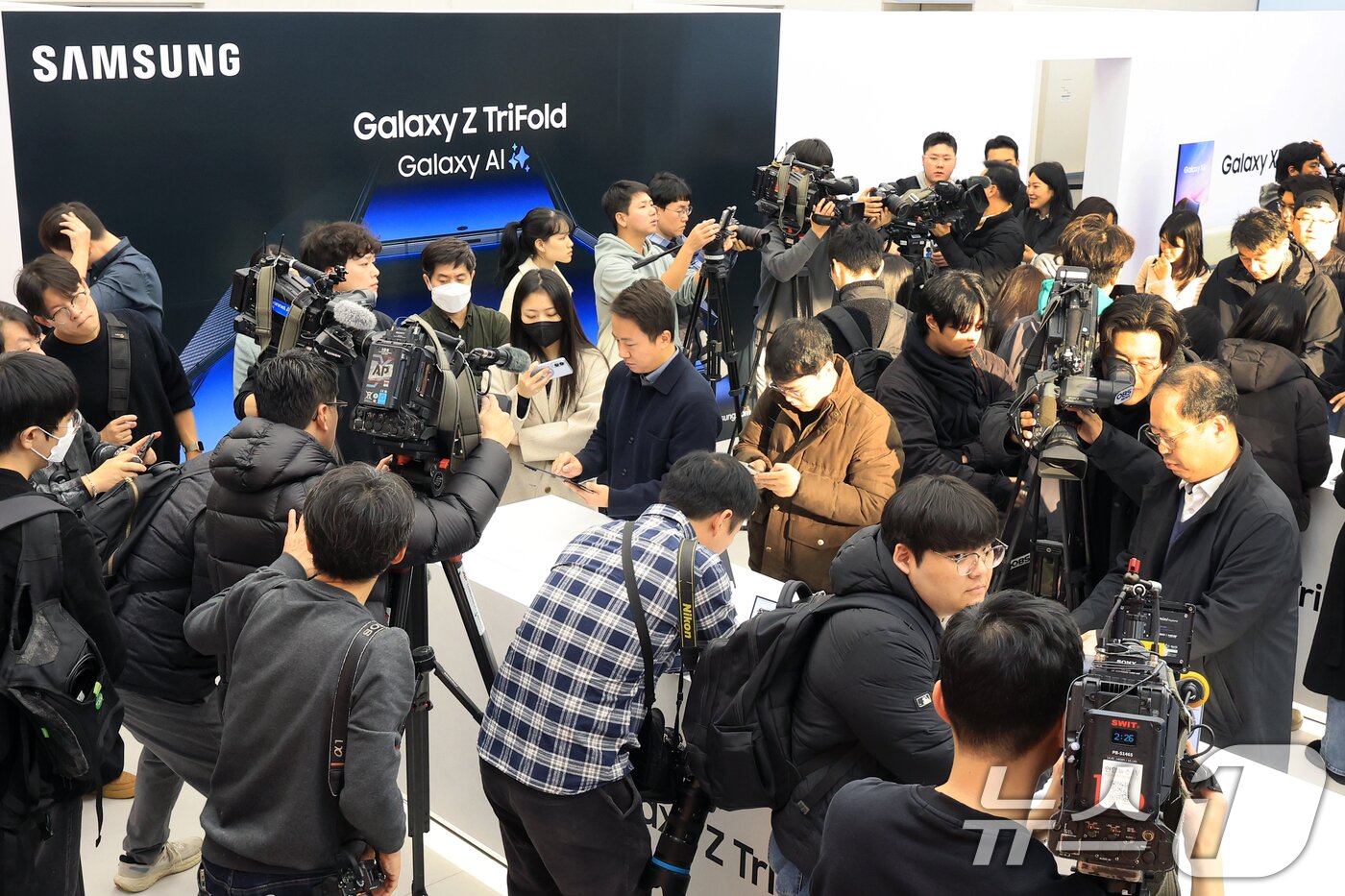 본문 이미지 - 2일 서울 서초구 삼성 강남에서 열린 &#39;삼성전자 갤럭시Z 트라이폴드 출시 미디어데이&#39;에서 취재진들이 갤럭시Z트라이폴드를 체험하고 있다 2025.12.2/뉴스1 ⓒ News1 이호윤 기자