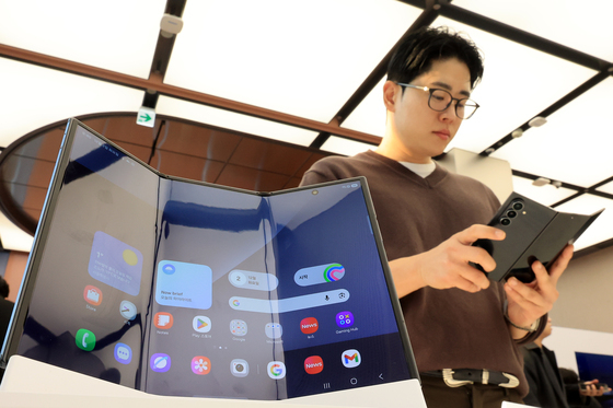 삼성 이어 샤오미도?…달아오르는 트라이폴드폰 시장 경쟁