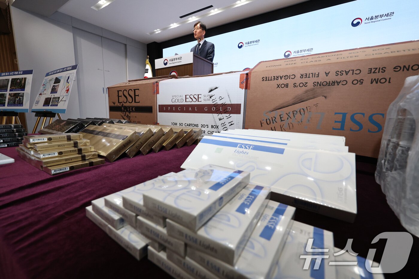 본문 이미지 - 이철훈 서울본부세관 조사1국장이 2일 오전 서울 강남구 관세청 서울본부세관에서 국산 담배 175만 갑을 국내로 밀수입한 조직 검거 관련 브리핑을 하고 있다. 2025.12.2/뉴스1 ⓒ News1 구윤성 기자