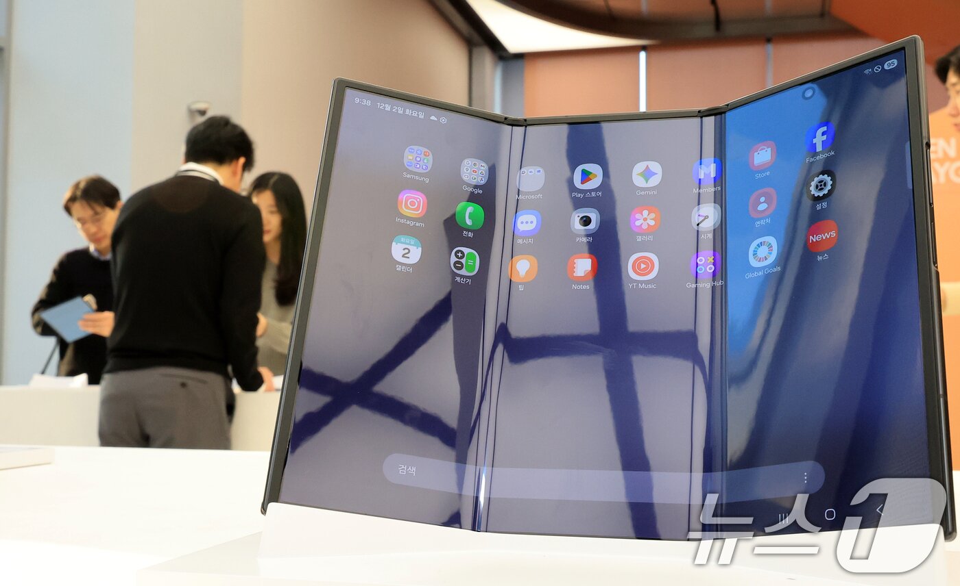 본문 이미지 - 2일 서울 서초구 삼성 강남에서 열린 &#39;삼성전자 갤럭시Z 트라이폴드 출시 미디어데이&#39;에서 취재진들이 갤럭시Z트라이폴드를 체험하고 있다 2025.12.2/뉴스1 ⓒ News1 이호윤 기자