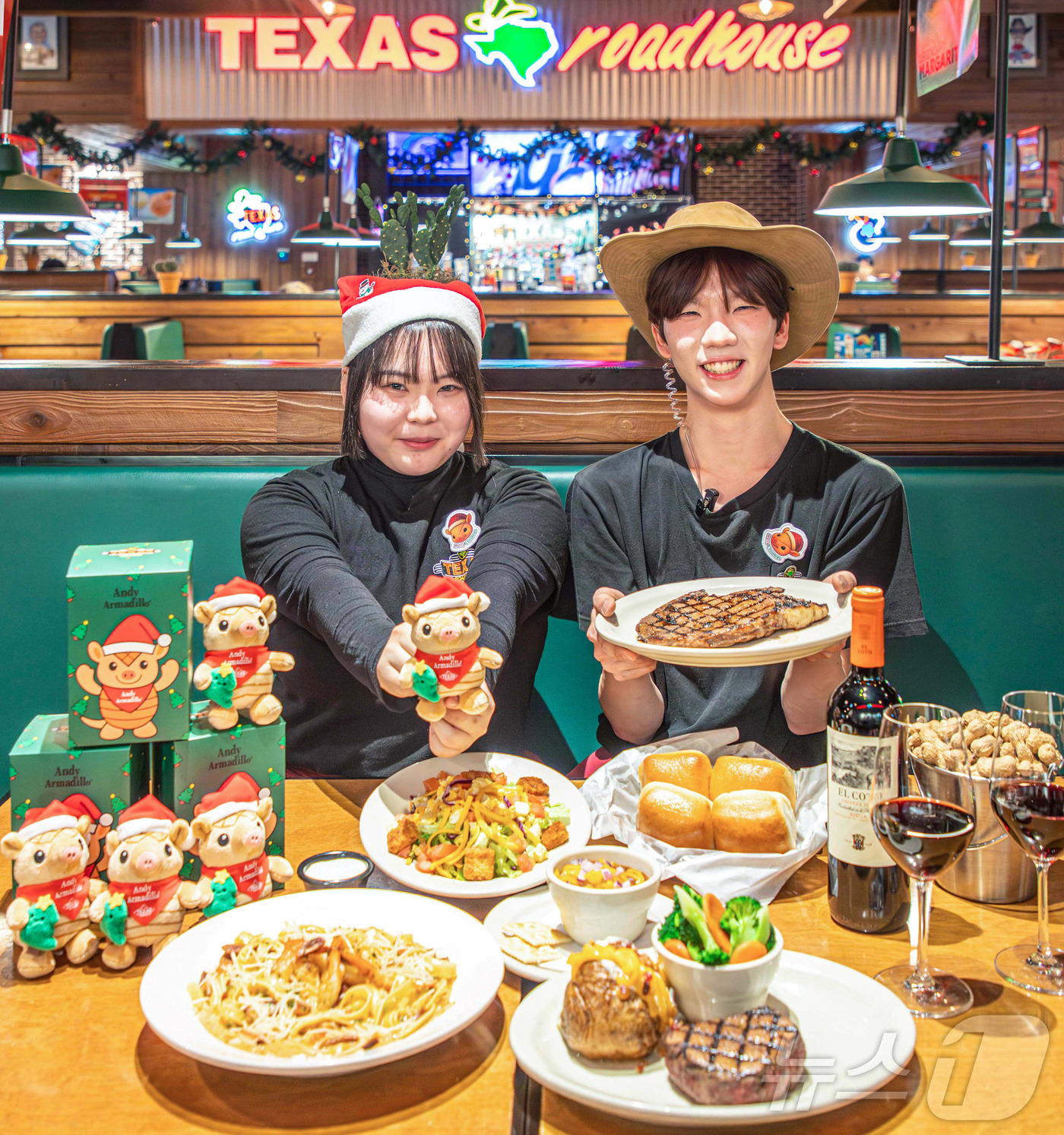 (서울=뉴스1) = 현대그린푸드는 미국 1위 스테이크 전문점 '텍사스 로드하우스' 전국 6개 매장(현대백화점 판교점·중동점과 더현대 대구, 현대프리미엄아울렛 김포점·송도점·SPAC …