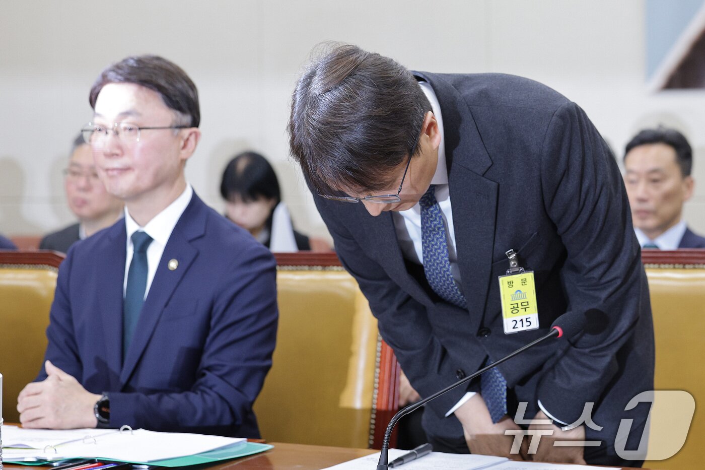 본문 이미지 - 박대준 쿠팡 대표이사가 2일 서울 여의도 국회 과학기술정보방송통신위원회에서 열린 쿠팡 침해사고 관련 현안 질의에서 고개 숙여 인사하고 있다. 2025.12.2/뉴스1 ⓒ News1 신웅수 기자