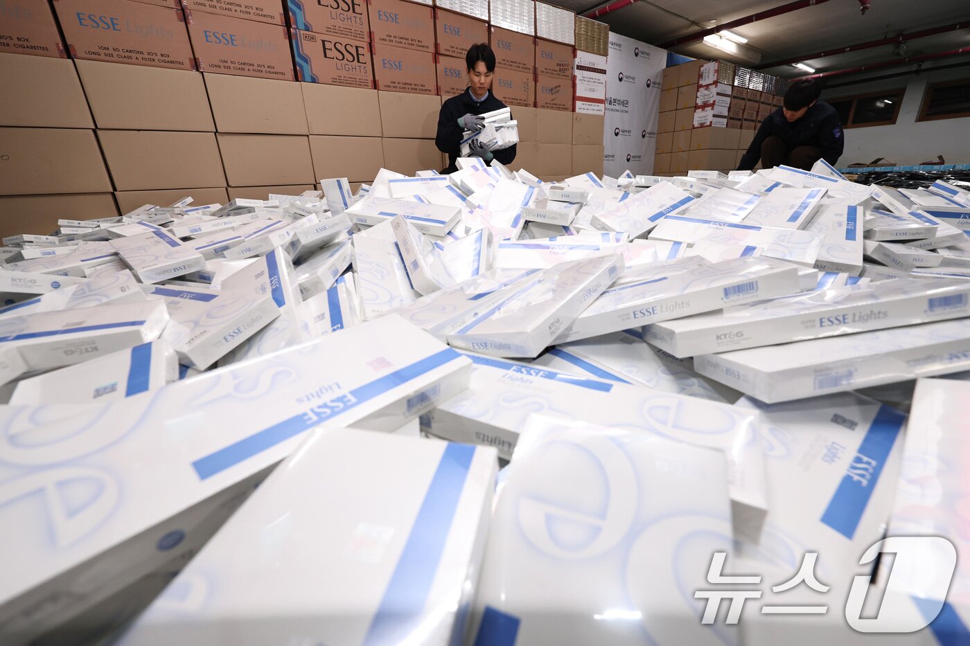 본문 이미지 - 2일 서울 강남구 관세청 서울본부세관 창고에 밀수입 조직으로부터 압수한 담배가 쌓여있다. 2025.12.2/뉴스1 ⓒ News1 구윤성 기자