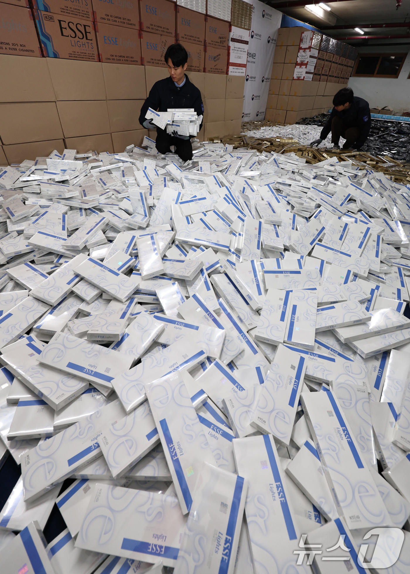 (서울=뉴스1) 구윤성 기자 = 2일 서울 강남구 관세청 서울본부세관 창고에 밀수입 조직으로부터 압수한 담배가 쌓여있다.관세청 서울본부세관은 정식 수출된 국산 담배 175만 갑(시 …