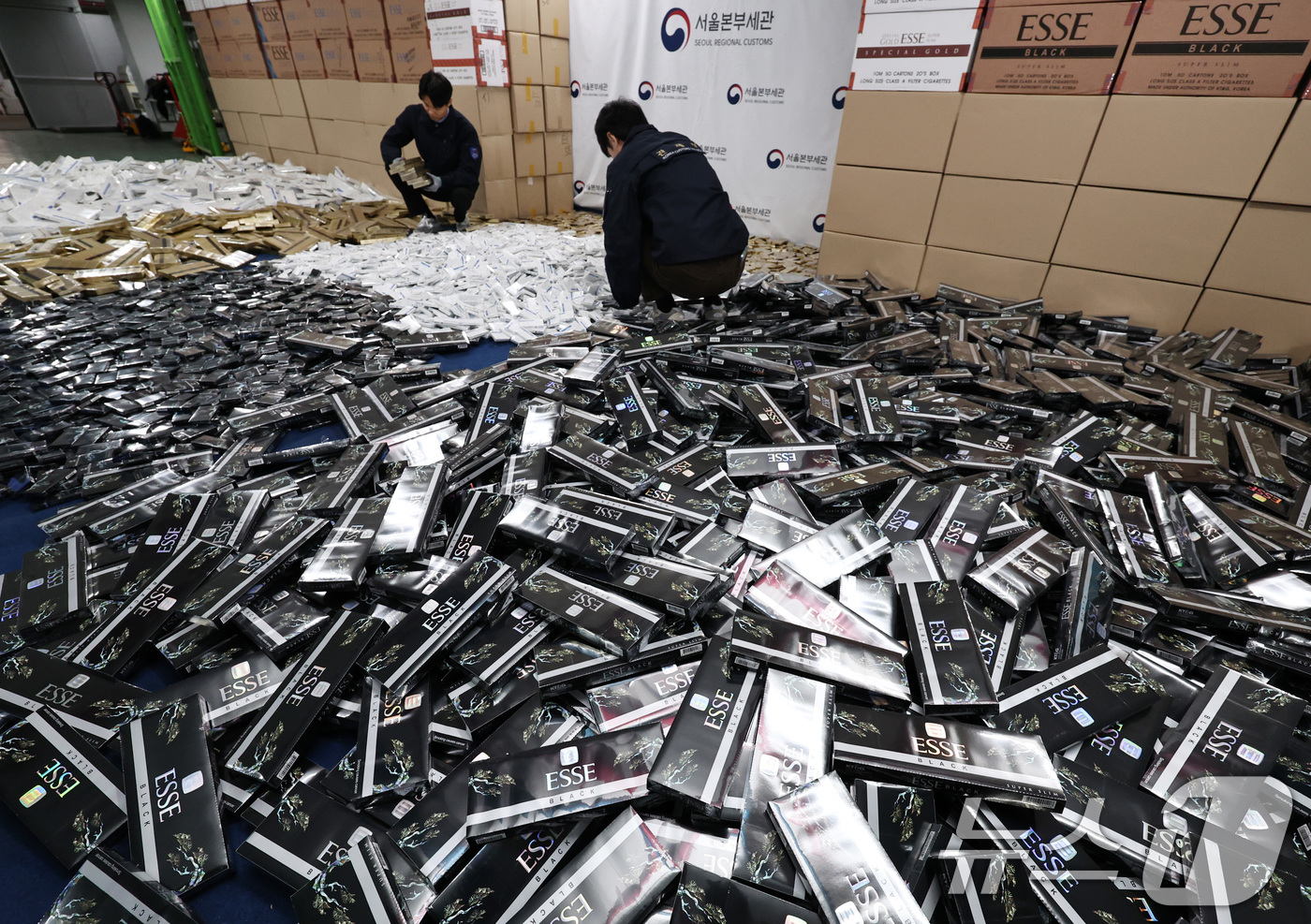 (서울=뉴스1) 구윤성 기자 = 2일 서울 강남구 관세청 서울본부세관 창고에 밀수입 조직으로부터 압수한 담배가 쌓여있다.관세청 서울본부세관은 정식 수출된 국산 담배 175만 갑(시 …