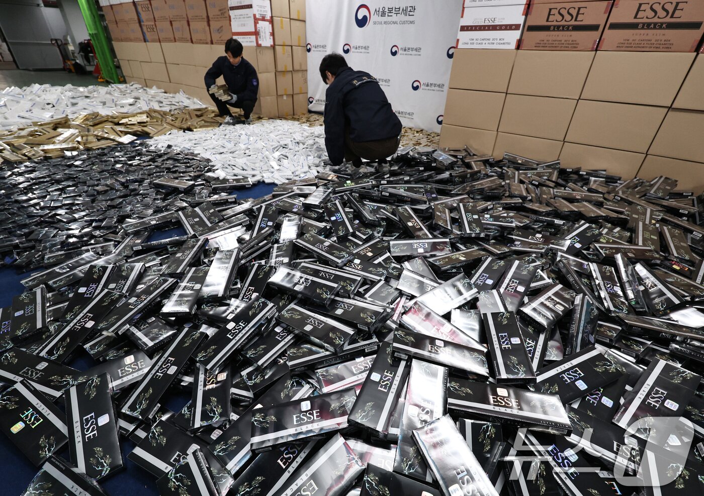 본문 이미지 - 2일 서울 강남구 관세청 서울본부세관 창고에 밀수입 조직으로부터 압수한 담배가 쌓여있다. 2025.12.2/뉴스1 ⓒ News1 구윤성 기자