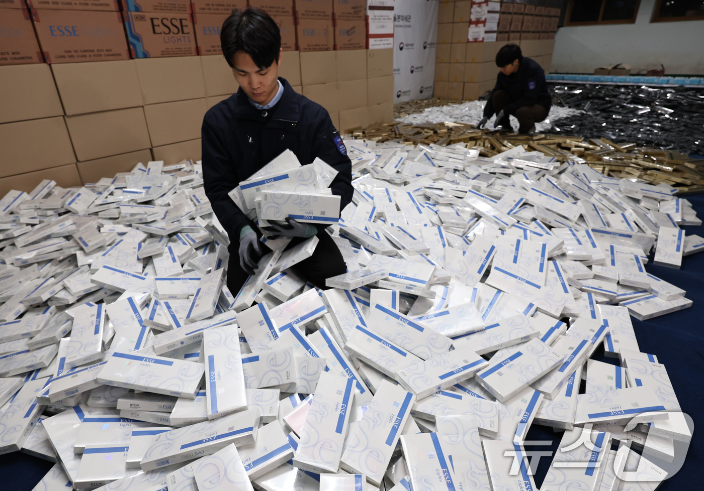 (서울=뉴스1) 구윤성 기자 = 2일 서울 강남구 관세청 서울본부세관 창고에 밀수입 조직으로부터 압수한 담배가 쌓여있다.관세청 서울본부세관은 정식 수출된 국산 담배 175만 갑(시 …