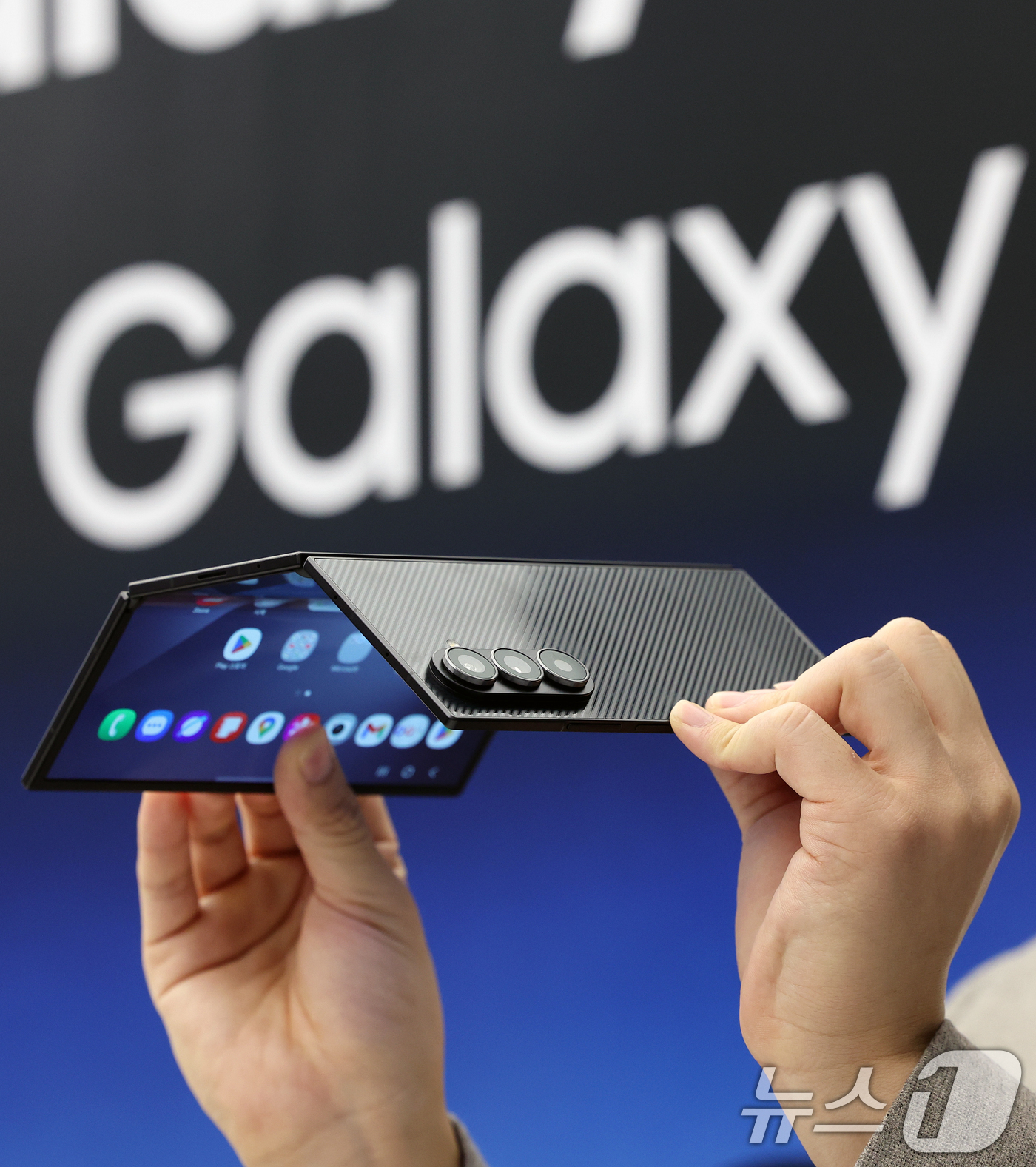 (서울=뉴스1) 이호윤 기자 = 2일 서울 서초구 삼성 강남에서 열린 '삼성전자 갤럭시Z 트라이폴드 출시 미디어데이'에서 모델들이 갤럭시Z트라이폴드를 선보이고 있다. 2025.12 …