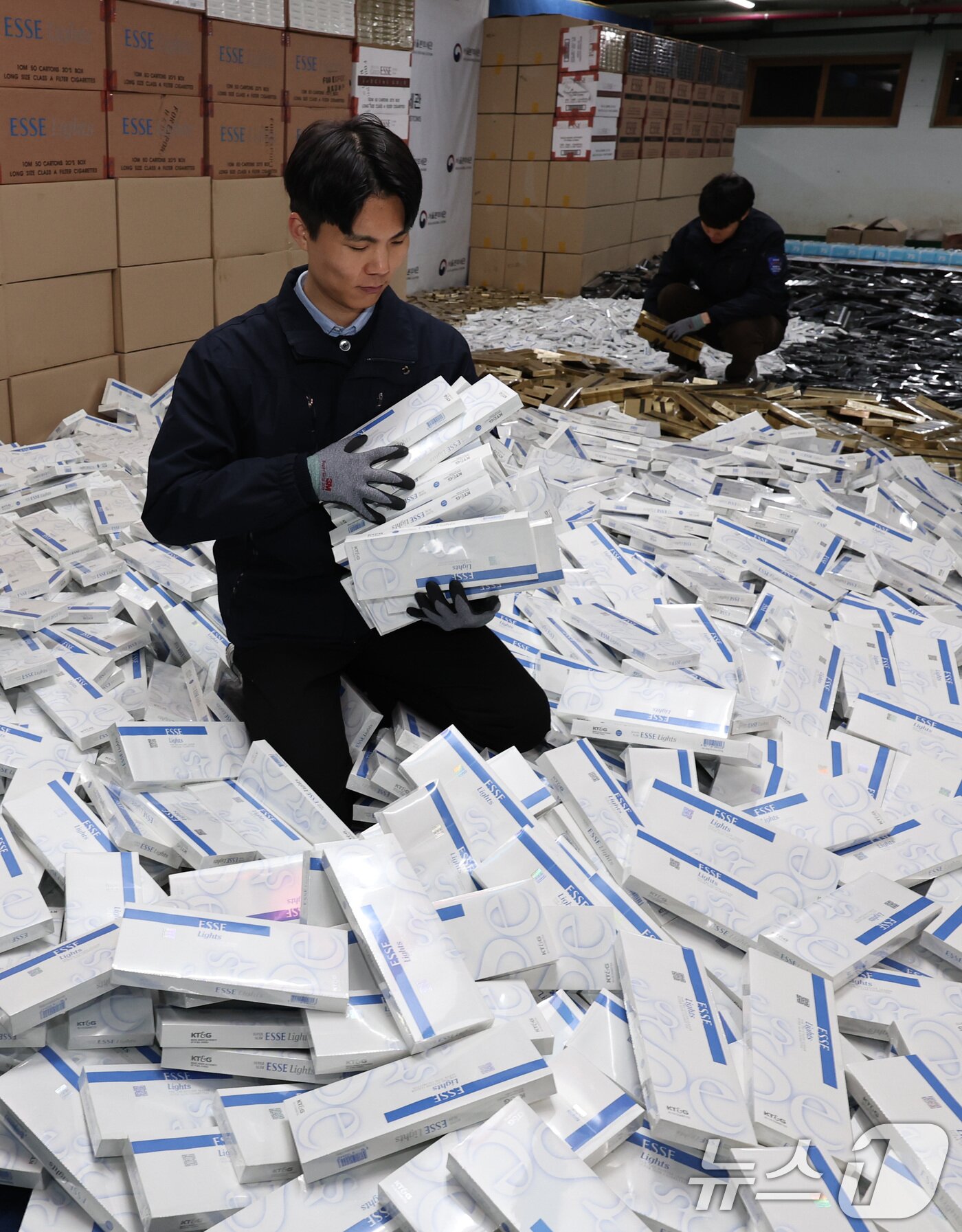 본문 이미지 - 2일 서울 강남구 관세청 서울본부세관 창고에 밀수입 조직으로부터 압수한 담배가 쌓여있다. 2025.12.2/뉴스1 ⓒ News1 구윤성 기자