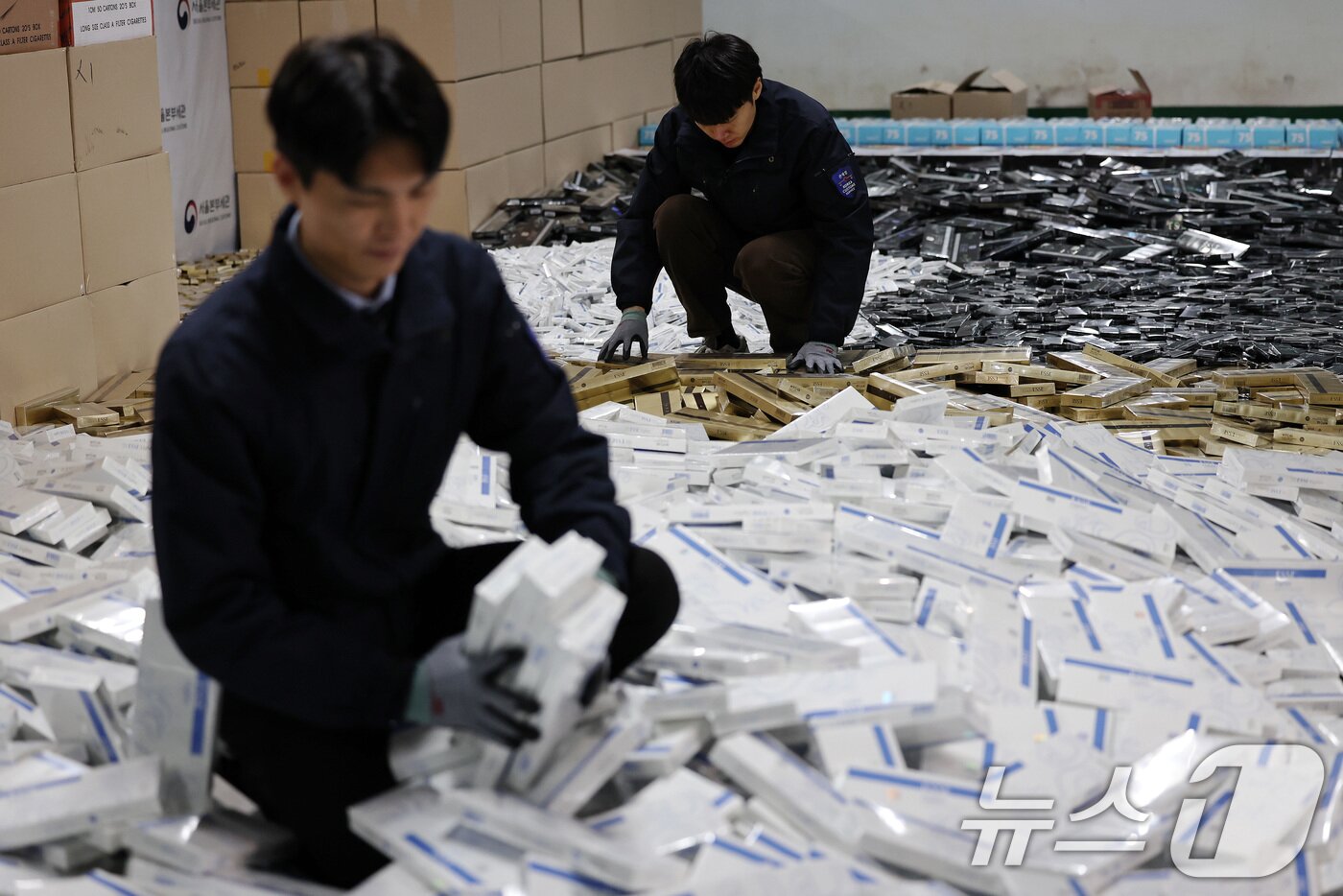 본문 이미지 - 2일 서울 강남구 관세청 서울본부세관 창고에 밀수입 조직으로부터 압수한 담배가 쌓여있다. 2025.12.2/뉴스1 ⓒ News1 구윤성 기자