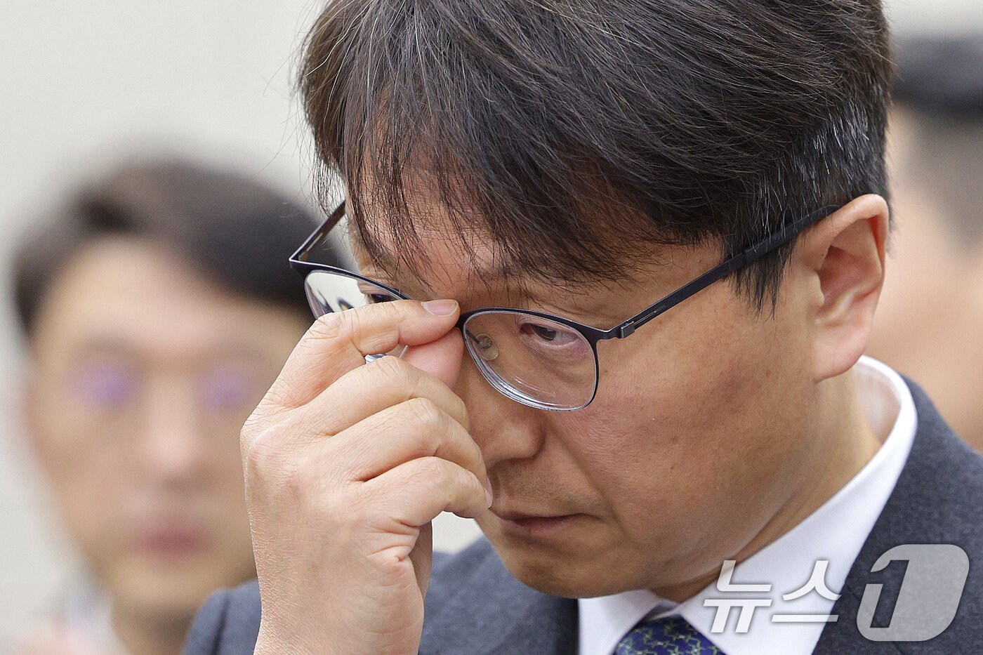 본문 이미지 - 박대준 쿠팡 대표이사가 2일 서울 여의도 국회 과학기술정보방송통신위원회에서 열린 쿠팡 침해사고 관련 현안 질의에서 안경을 고쳐쓰고 있다. 2025.12.2/뉴스1 ⓒ News1 신웅수 기자