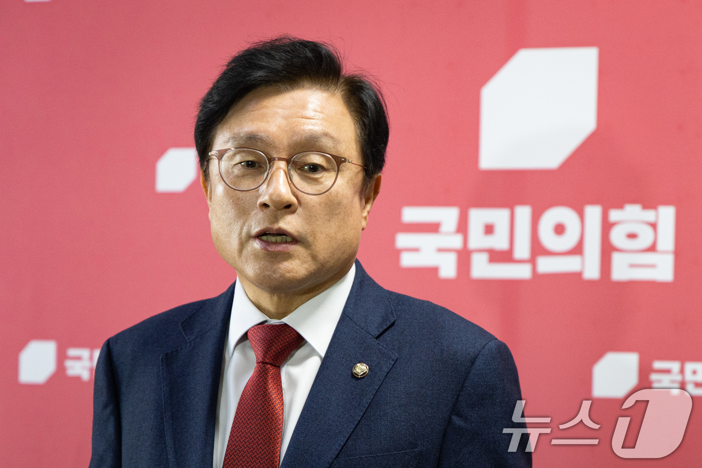 (서울=뉴스1) 유승관 기자 = 박형수 국회 예산결산특별위원회 국민의힘 간사가 2일 서울 여의도 국회에서 2026년도 예산안 합의 관련 브리핑을 하고 있다. 2025.12.2/뉴스 …