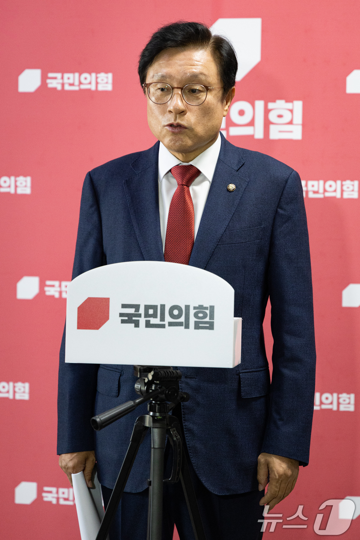 (서울=뉴스1) 유승관 기자 = 박형수 국회 예산결산특별위원회 국민의힘 간사가 2일 서울 여의도 국회에서 2026년도 예산안 합의 관련 브리핑을 하고 있다. 2025.12.2/뉴스 …