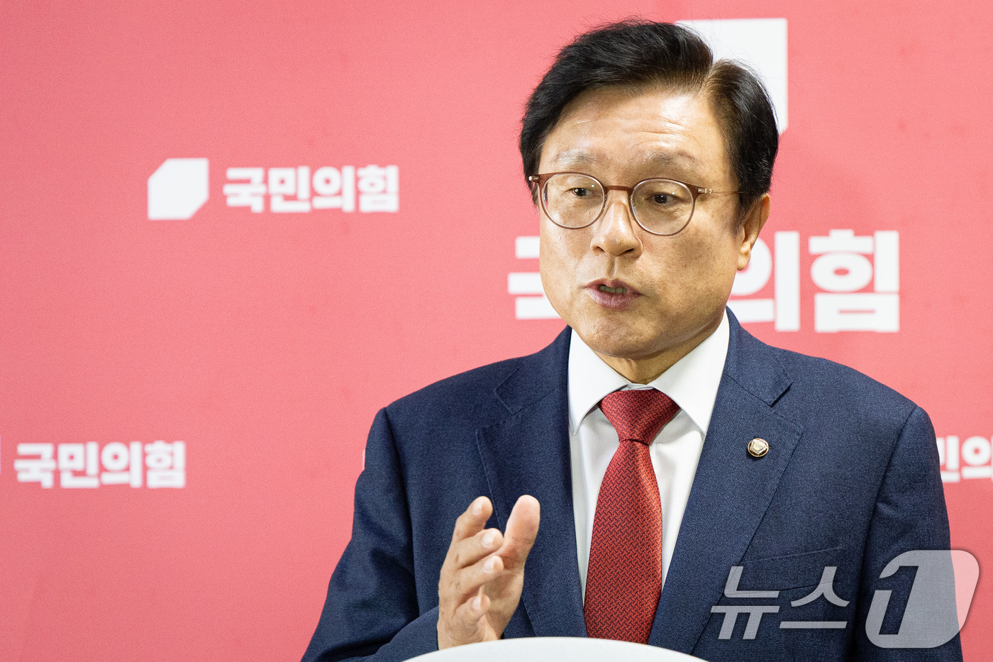 (서울=뉴스1) 유승관 기자 = 박형수 국회 예산결산특별위원회 국민의힘 간사가 2일 서울 여의도 국회에서 2026년도 예산안 합의 관련 브리핑을 하고 있다. 2025.12.2/뉴스 …