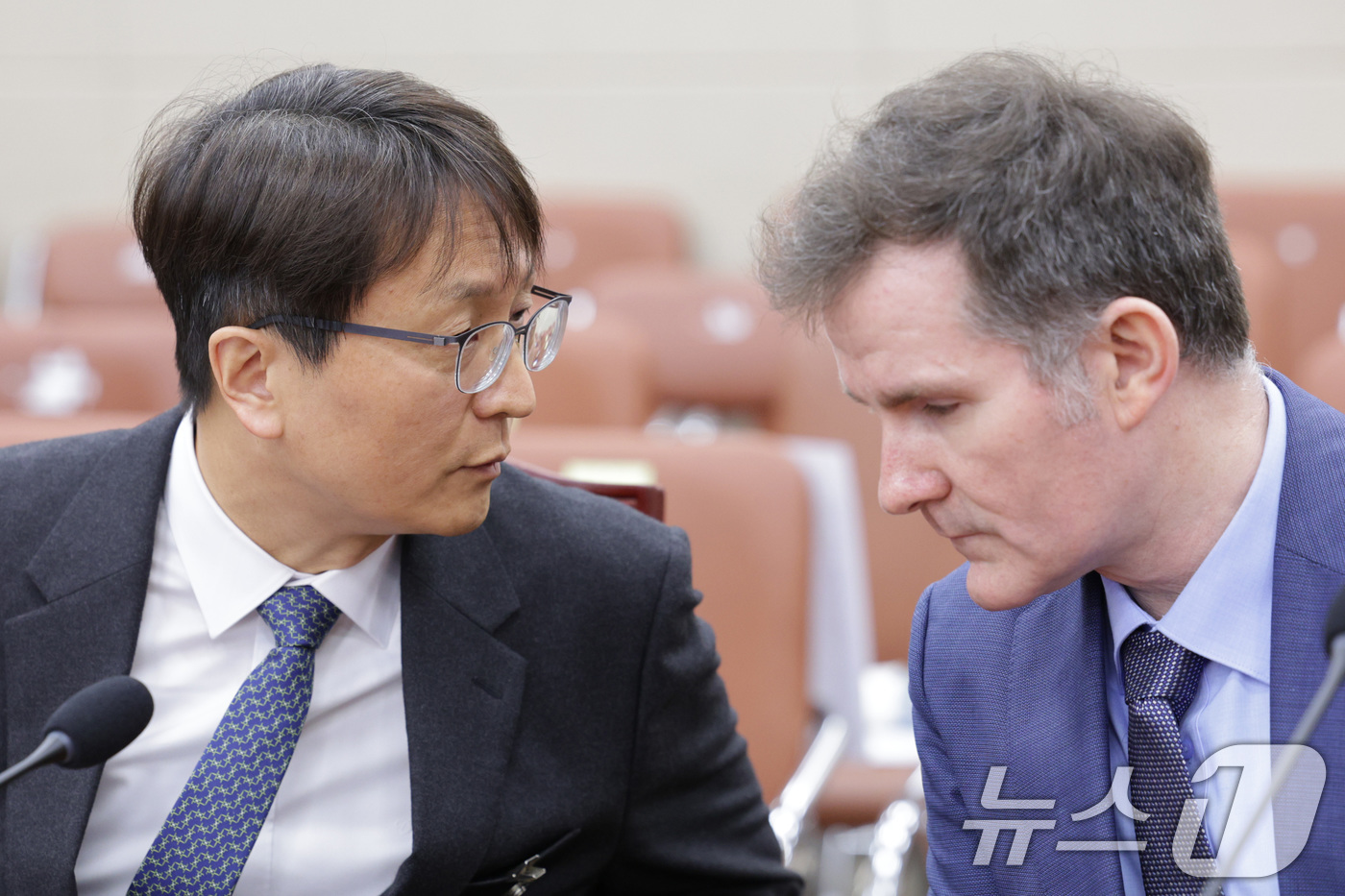 (서울=뉴스1) 신웅수 기자 = 박대준 쿠팡 대표이사와 브랫 매티스 최고정보보안책임자(CISO)가 2일 서울 여의도 국회 과학기술정보방송통신위원회에서 열린 쿠팡 침해사고 관련 현안 …