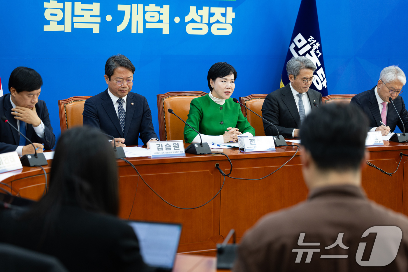 (서울=뉴스1) 유승관 기자 = 전현희 더불어민주당 사법불신 극복 사법행정 정상화 TF 단장이 2일 서울 여의도 국회에서 열린 사법행정 정상화 TF 개혁안 보고회에서 모두 발언을 …