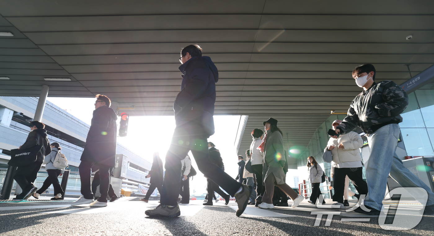(수원=뉴스1) 김영운 기자 = 전국 대부분 지역이 0도 안팎으로 내려간 2일 경기 수원시 권선구 수원역환승센터에서 시민들이 두터운 옷을 입고 출근하고 있다. 2025.12.2/뉴 …