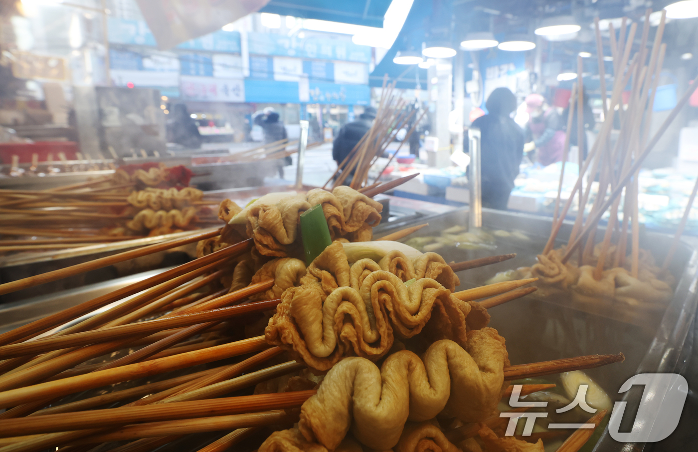 (수원=뉴스1) 김영운 기자 = 전국 대부분 지역이 0도 안팎으로 내려간 2일 경기 수원시 팔달구 못골시장에서 어묵에 김이 모락모락 피어오르고 있다. 2025.12.2/뉴스1