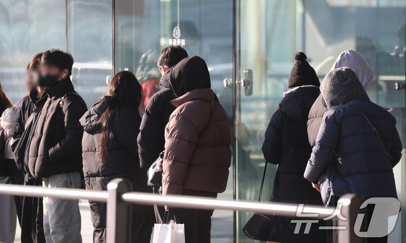 (수원=뉴스1) 김영운 기자 = 전국 대부분 지역이 0도 안팎으로 내려간 2일 경기 수원시 권선구 수원역환승센터에서 시민들이 두터운 옷을 입고 출근하고 있다. 2025.12.2/뉴 …