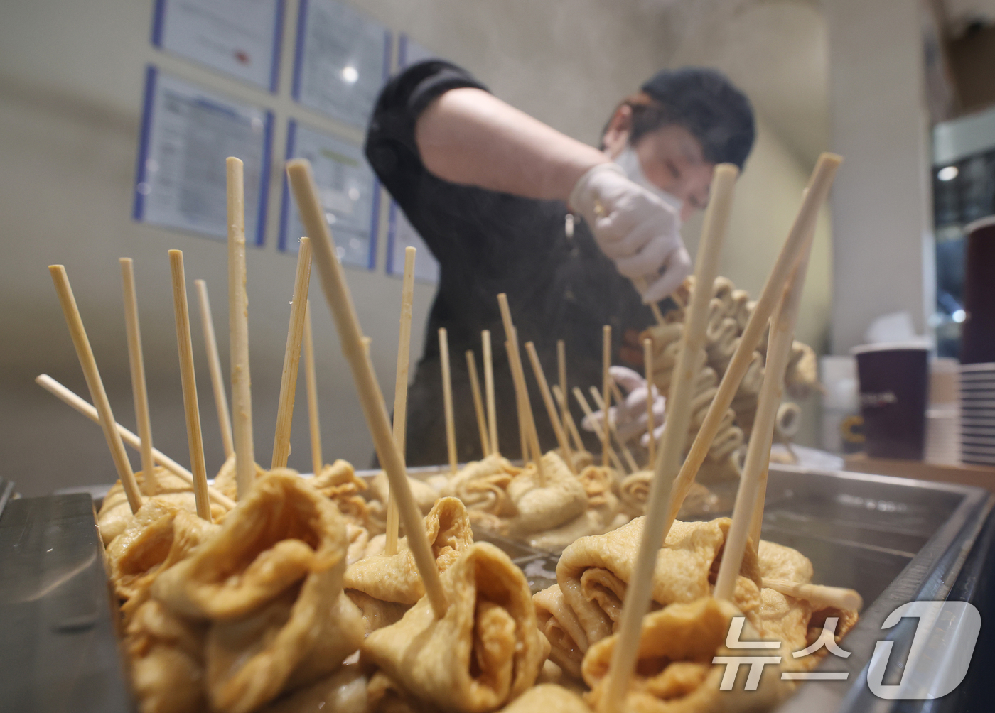 (수원=뉴스1) 김영운 기자 = 전국 대부분 지역이 0도 안팎으로 내려간 2일 경기 수원시 팔달구 수원역에서 한 상인이 어묵 장사를 준비하고 있다. 2025.12.2/뉴스1