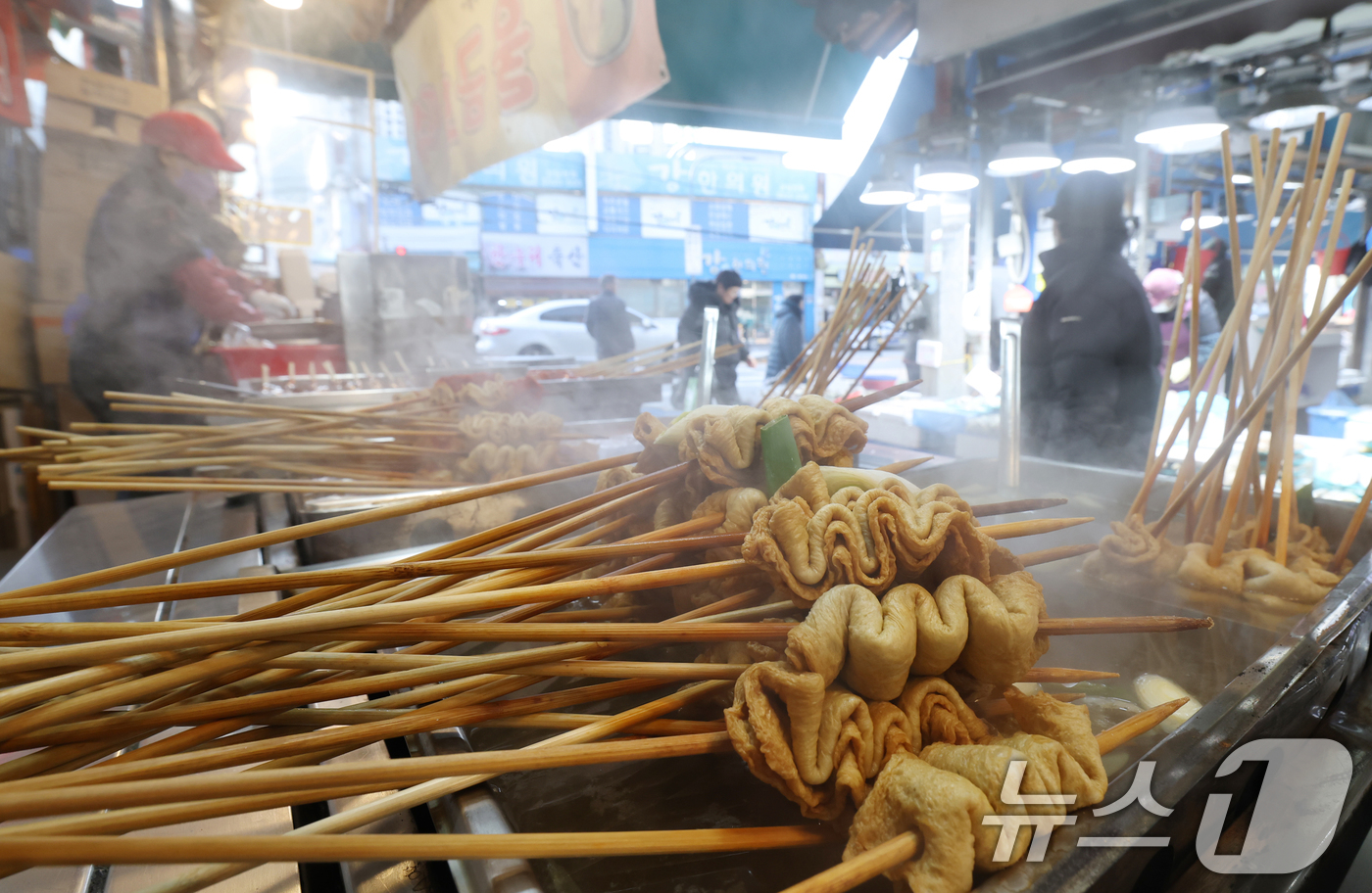 (수원=뉴스1) 김영운 기자 = 전국 대부분 지역이 0도 안팎으로 내려간 2일 경기 수원시 팔달구 못골시장에서 어묵에 김이 모락모락 피어오르고 있다. 2025.12.2/뉴스1