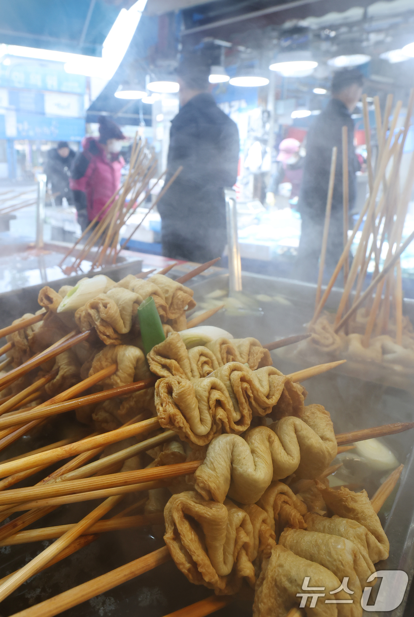 (수원=뉴스1) 김영운 기자 = 전국 대부분 지역이 0도 안팎으로 내려간 2일 경기 수원시 팔달구 못골시장에서 어묵에 김이 모락모락 피어오르고 있다. 2025.12.2/뉴스1