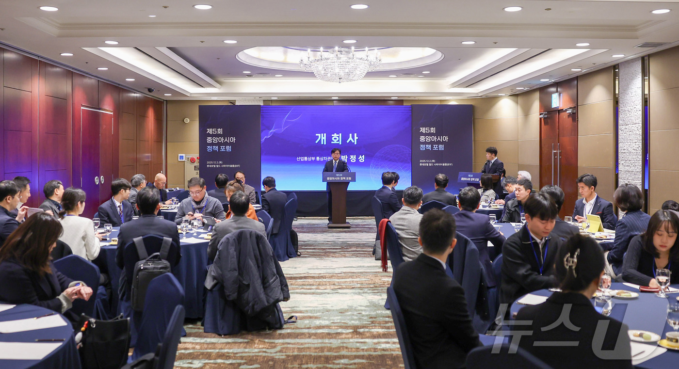 (서울=뉴스1) = 박정성 산업통상자원부 통상차관보가 2일 오전 서울 송파구 롯데호텔 월드에서 정부, 유관기관, 협·단체와 중앙아 진출 기업 및 학계 관계자 50여명이 참석한 가운 …