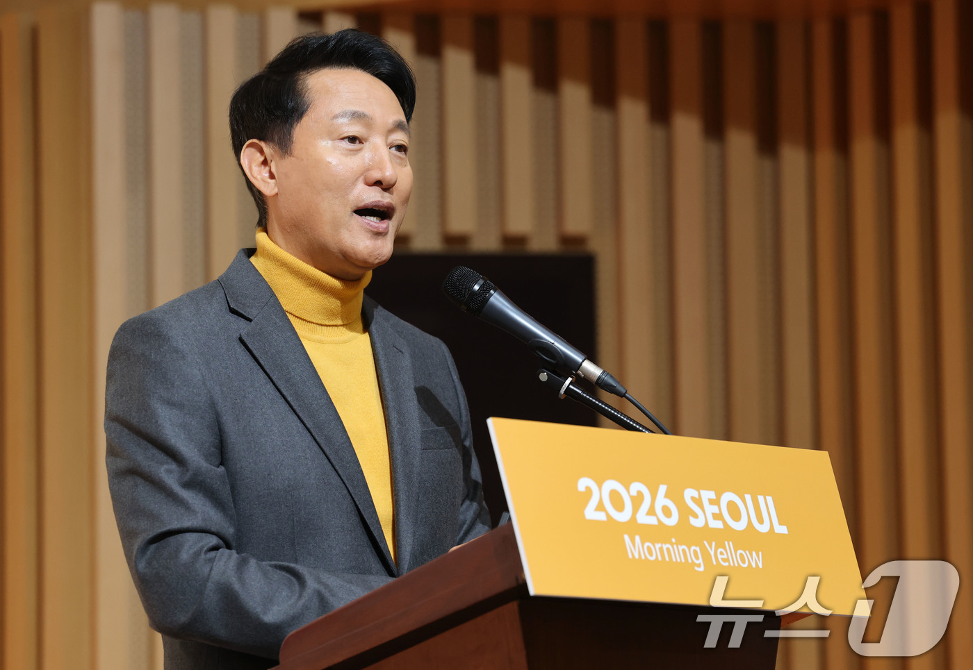 (서울=뉴스1) 이광호 기자 = 오세훈 서울시장이 2일 오전 서울 중구 서울시청에서 열린 2026서울색, 서울빛 기자설명회에 참석해 2026서울색으로 선정한 '모닝옐로우'에 대해 …