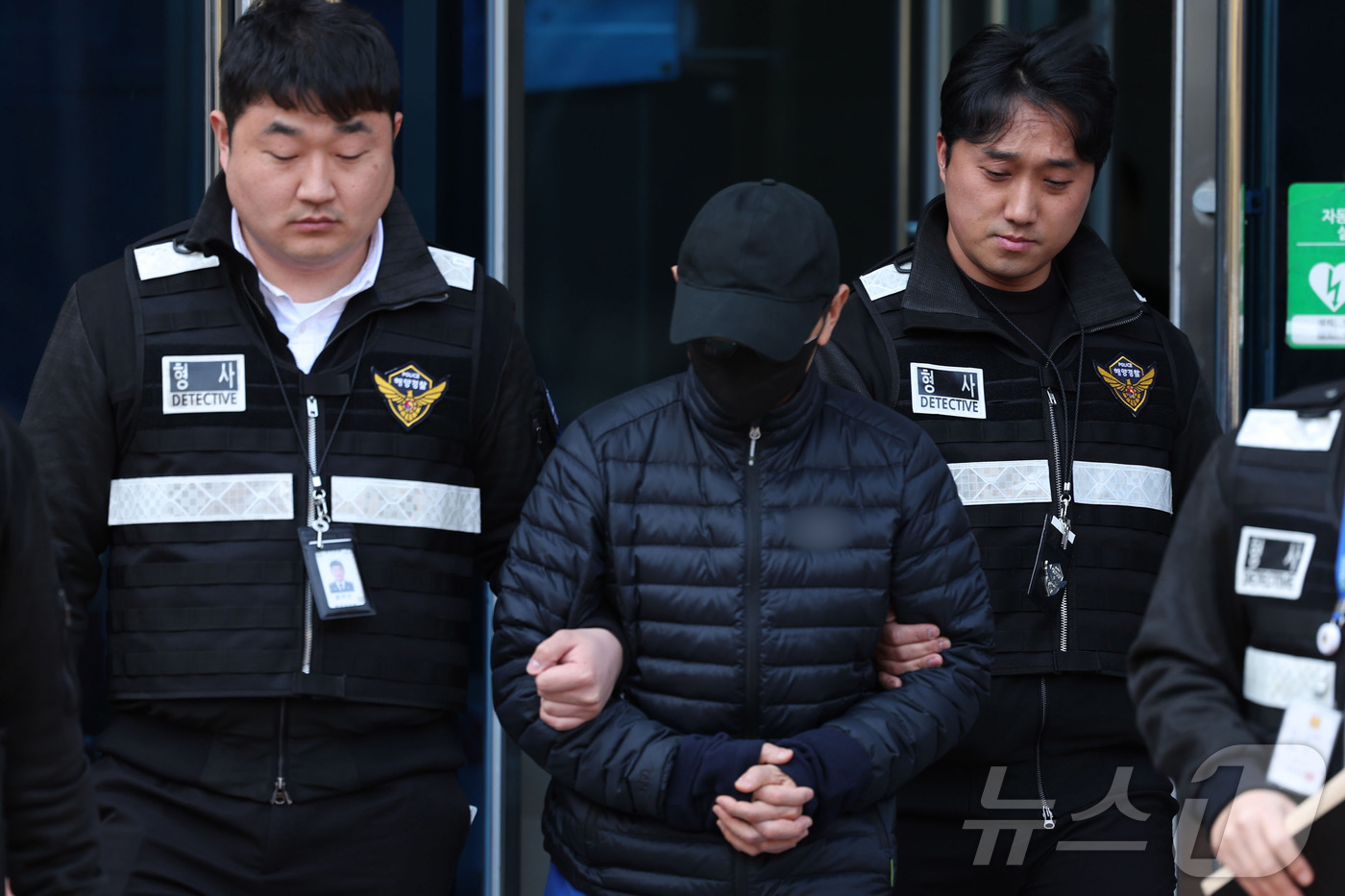 (목포=뉴스1) 이승현 기자 = 전남 신안 해상에서 대형 여객선 퀸제누비아2호 좌초 사고를 낸 60대 선장 A 씨가 2일 오전 전남 목포시 광주지방법원 목포지원에서 열리는 구속 전 …