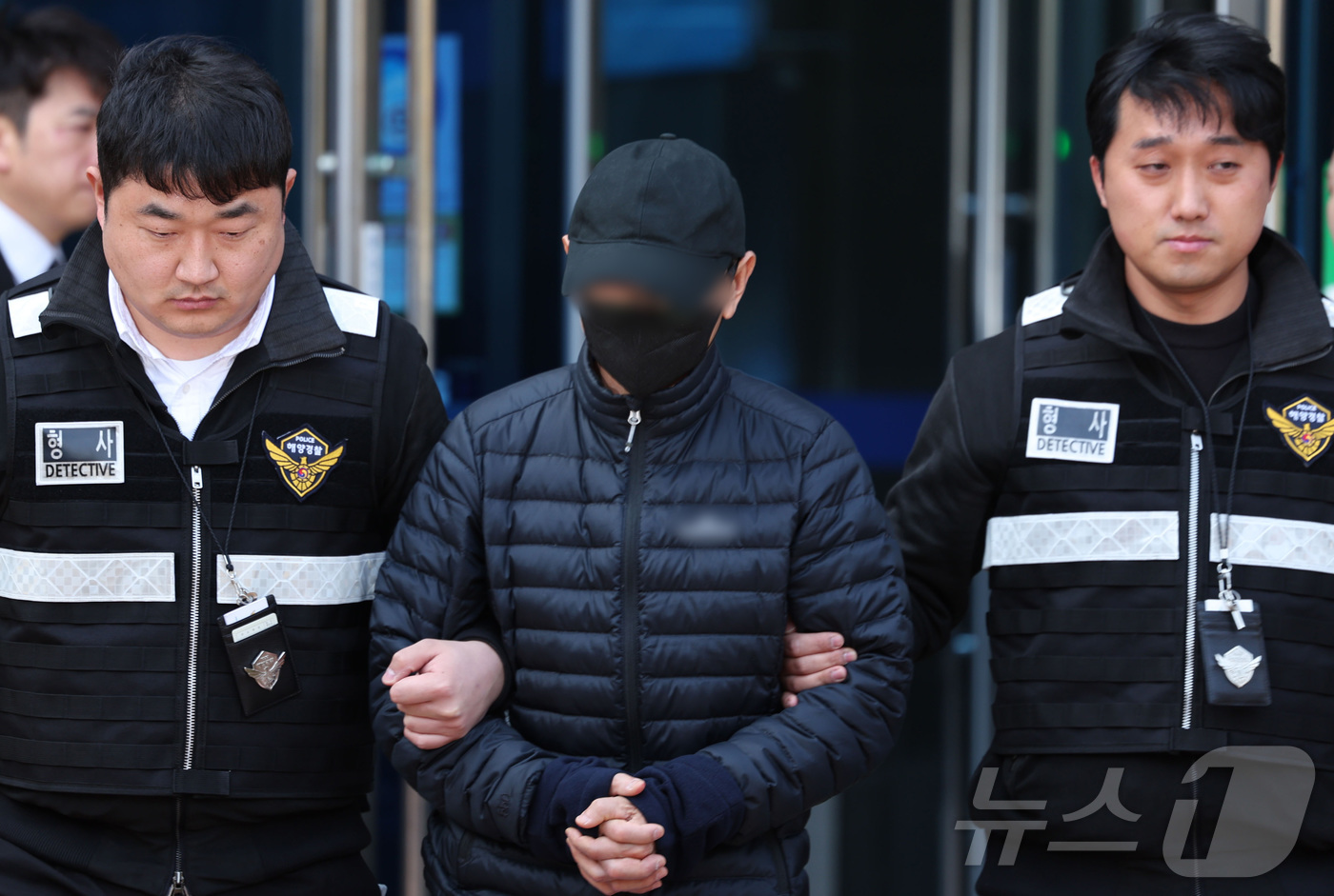 (목포=뉴스1) 이승현 기자 = 전남 신안 해상에서 대형 여객선 퀸제누비아2호 좌초 사고를 낸 60대 선장 A 씨가 2일 오전 전남 목포시 광주지방법원 목포지원에서 열리는 구속 전 …