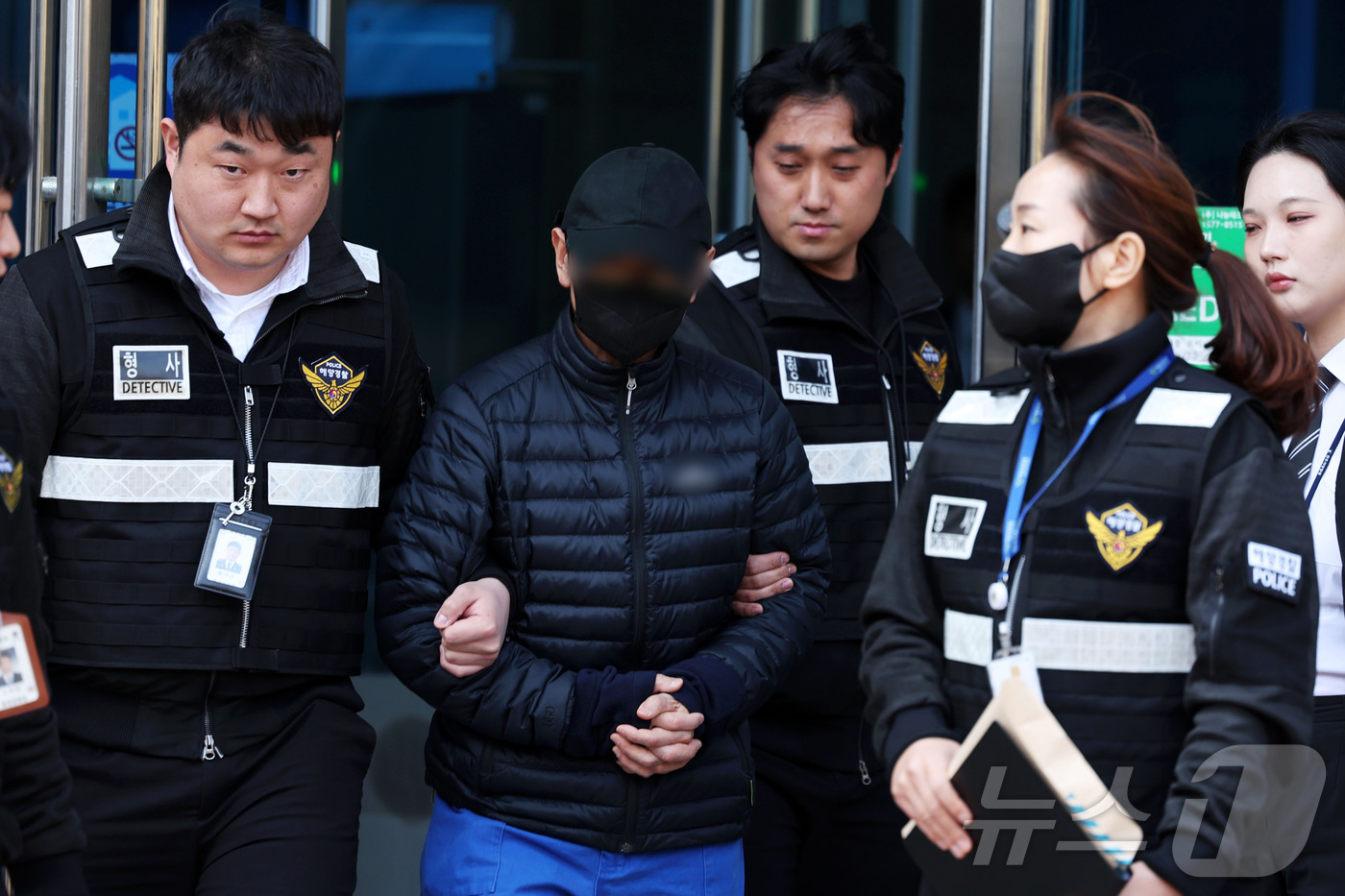 (목포=뉴스1) 이승현 기자 = 전남 신안 해상에서 대형 여객선 퀸제누비아2호 좌초 사고를 낸 60대 선장 A 씨가 2일 오전 전남 목포시 광주지방법원 목포지원에서 열리는 구속 전 …